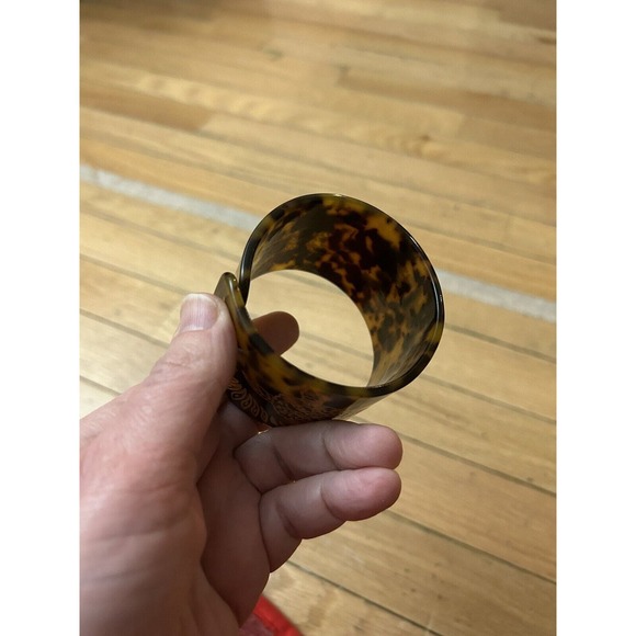 Talofa Samoa Honu Carved Faux Turtle Shell Bangle - Picture 4 of 5